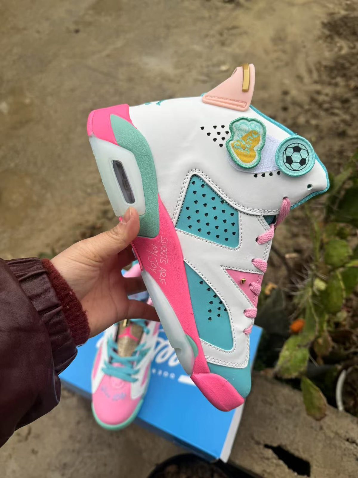Air Jordan 6 Retro "Blue Pink" Sneakers